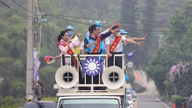 国民党苗栗县长候选人谢福弘13日推出由县政府负担的三免政策，让父母育儿减少压力。（谢福弘竞总提供／谢明俊苗栗传真）