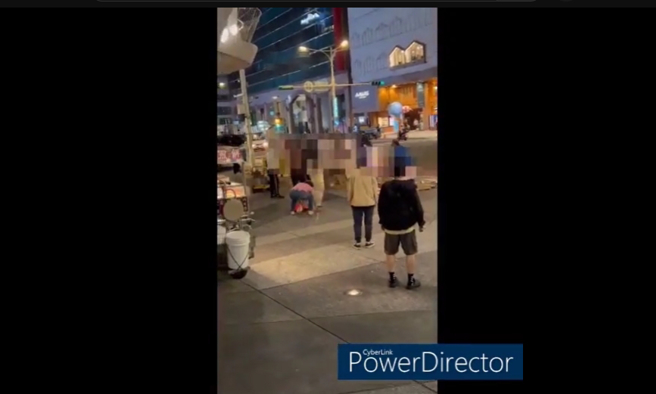 摊贩位置纠纷上演全武行，大同警优势警力压制。