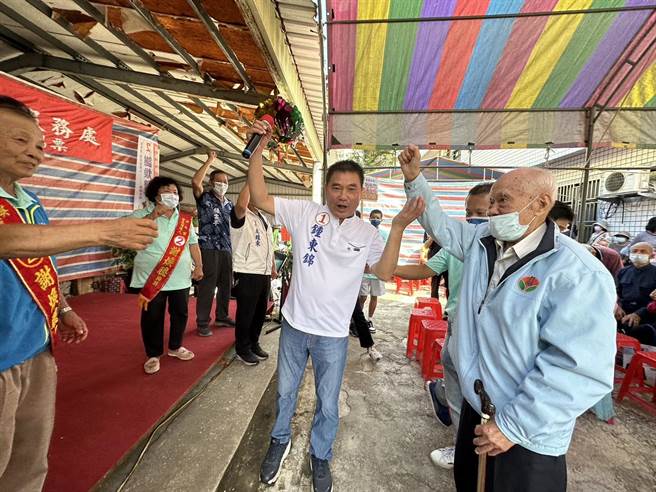 苗栗县长候选人锺东锦13连跑多场竞总成立大会，受到百岁人瑞林江城支持。（锺东锦竞总提供／谢明俊苗栗传真）
