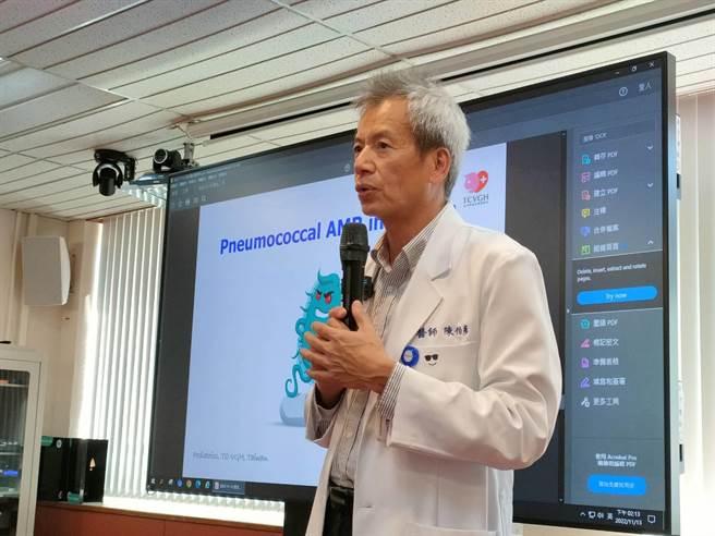 台中荣总儿童感染科主任陈伯彦13日指出，2019年中部地区1名2岁男童感染肺炎链球菌引发脑膜炎，由于细菌数量过高导致脑膜膨胀，如同头顶长角。（潘虹恩摄）