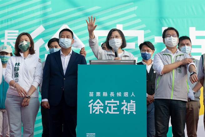 总统蔡英文12日替民进党苗栗县长候选人徐定祯站台助选，喊出选战最后差「关键两张票」。（徐定祯竞总提供／谢明俊苗栗传真）