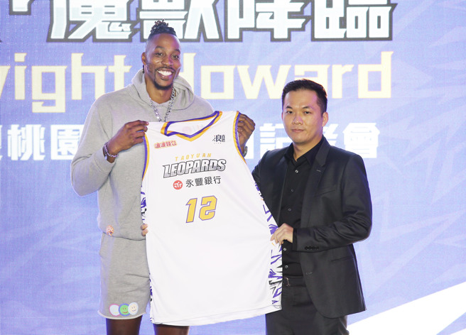 桃園雲豹昨日替霍華德舉辦加盟記者會，將披上熟悉的12號戰袍。(姚志平攝)