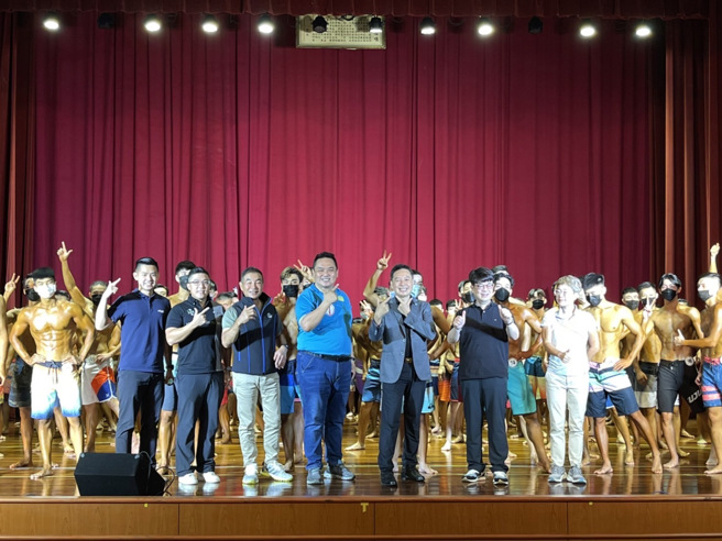 台北市议会议员陈重文特助杨贯中（左起）、台北市万华运动中心执行长赖威志、中华民国健美协会理事长许安进、台北市议会议员陈重文、大专健美委员会主委曾国维、台北市立大学校长邱英浩、台北市立大学教授陈书芸，为111学年度健美锦标赛热情站台。（中华民国健美健身协会副秘书长陈纬哲提供）