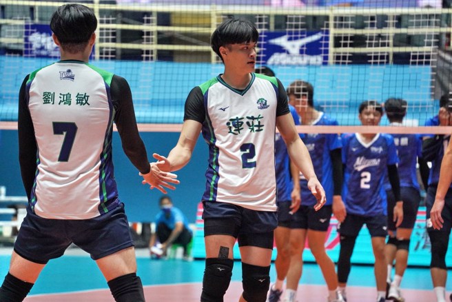 连庄刘鸿杰(右)跟刘鸿敏击掌打气。(中华排协提供)