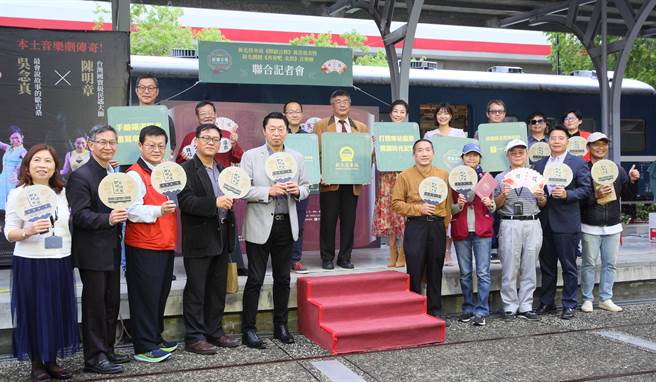 《驛繪言傳》新書發表暨綠光劇團《再會吧 北投》音樂劇聯合記者會在新北投車站月台區舉行，現場來賓大合影。（張鎧乙攝）