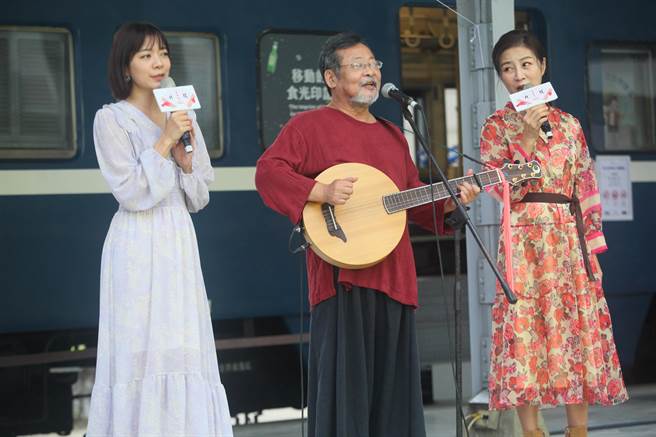 《驛繪言傳》新書發表暨綠光劇團《再會吧 北投》音樂劇聯合記者會在新北投車站月台區舉行，演員林雨宣（左起）、「台灣國寶級音樂人」陳明章與演員方文琳獻唱歌曲。（張鎧乙攝）