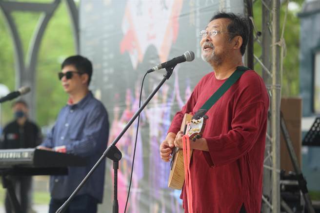 《驛繪言傳》新書發表暨綠光劇團《再會吧 北投》音樂劇聯合記者會在新北投車站月台區舉行，「台灣國寶級音樂人」陳明章（右）與「鋼琴詩人」王俊傑（左）出場表演。（張鎧乙攝）