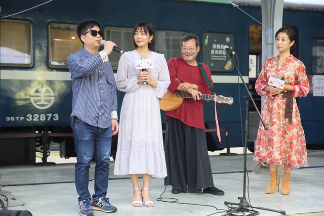 《驛繪言傳》新書發表暨綠光劇團《再會吧 北投》音樂劇聯合記者會在新北投車站月台區舉行，「鋼琴詩人」王俊傑（左起）、演員林雨宣、「台灣國寶級音樂人」陳明章與演員方文琳獻唱歌曲。（張鎧乙攝）