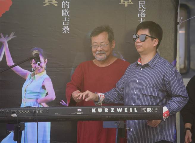 《驛繪言傳》新書發表暨綠光劇團《再會吧 北投》音樂劇聯合記者會在新北投車站月台區舉行，「台灣國寶級音樂人」陳明章（左）與「鋼琴詩人」王俊傑（右）出場表演。（張鎧乙攝）