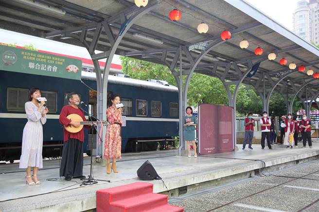 《驛繪言傳》新書發表暨綠光劇團《再會吧 北投》音樂劇聯合記者會在新北投車站月台區舉行，演員林雨宣（左起）、「台灣國寶級音樂人」陳明章與演員方文琳獻唱歌曲。（張鎧乙攝）