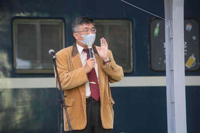《驛繪言傳》作者之一的鐵道專家學者蘇昭旭（如圖）致詞。（張鎧乙攝）