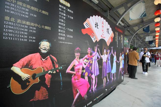 《驛繪言傳》新書發表暨綠光劇團《再會吧 北投》音樂劇聯合記者會在新北投車站月台區舉行，《再會吧 北投》2.0 REVIVAL 全台17場票房已破9成，為饗劇迷殷殷期盼，綠光劇團宣布將於12月8日在臺北表演藝術中心大劇院加開第18場。（張鎧乙攝）