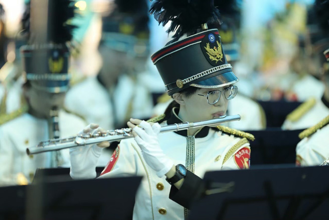 黄雅筠目前是新北警察乐队的第一号长笛手，每次有任务随着乐队出勤，都能看到她吹奏悠扬悦耳的篇章。(新北市警妇幼队提供)