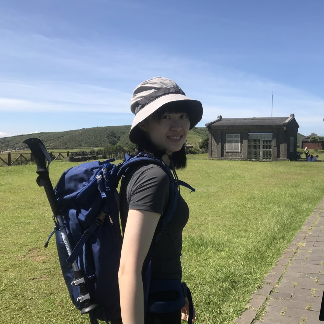 平常热爱爬山运动的她，体能更是优异，在派出所曾与学长联手追逐盘查落跑的毒虫，黄雅筠狂追了3条街500公尺，最后拔枪喝斥毒虫停下，与学长联手制伏。(新北市警妇幼队提供)