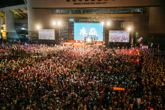 竞选连任的新北市长侯友宜12日晚上在板桥第一运动场举办「六都合体大造势」，吸引满场支持者。（资料照，郭吉铨摄）