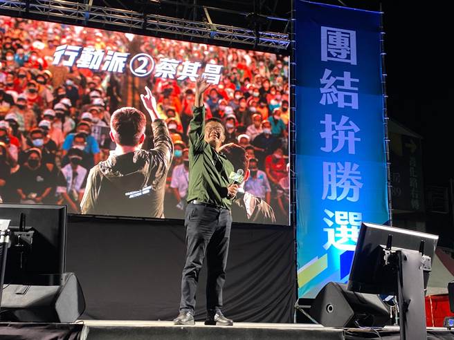 民进党台中市长候选人蔡其昌13日晚上于大里区振坤宫举办「台中动起来」造势晚会，蔡其昌呼吁乡亲，「作伙拚、作伙走」，把台中的进步赢回来。（张亦会摄）