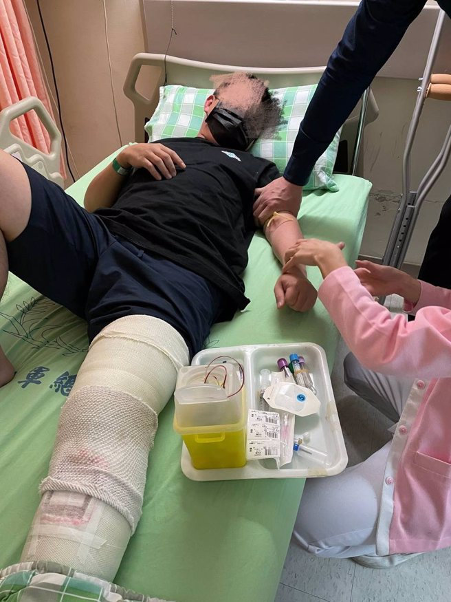 自称吹哨者的李姓男子，表示当初确实是他检举，也被洗钱集团主嫌郭哲敏打断腿，但招待所影片并非他外流。(图／爆料公社)