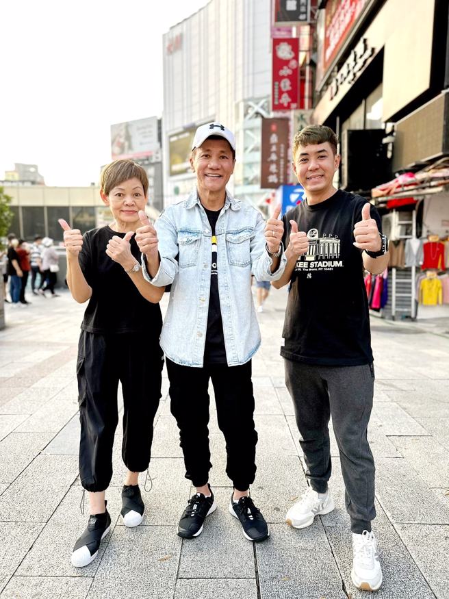 王雷帶著老婆、團隊來台灣工作一周。 （圖／FB@Wang Lei 王雷）