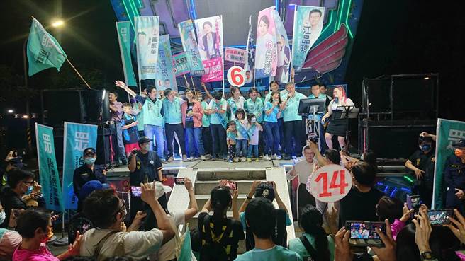 民眾党台南办晚会营造温馨小党团结气氛，党主席柯文哲（前排右一持麦克风者）带头献唱歌曲炒热气氛。（程炳璋摄）