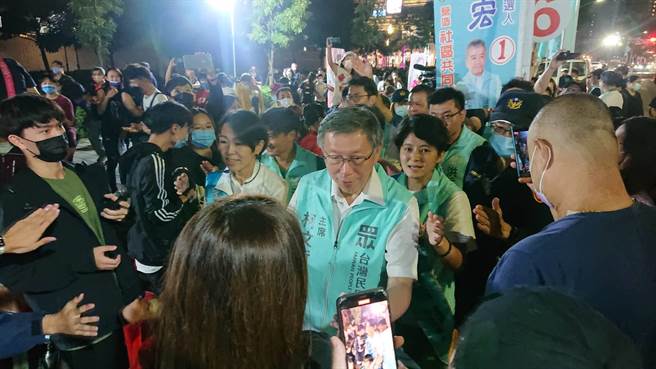 民眾党主席柯文哲率党籍台南市议员大进场，受支持者握手欢迎。（程炳璋摄）