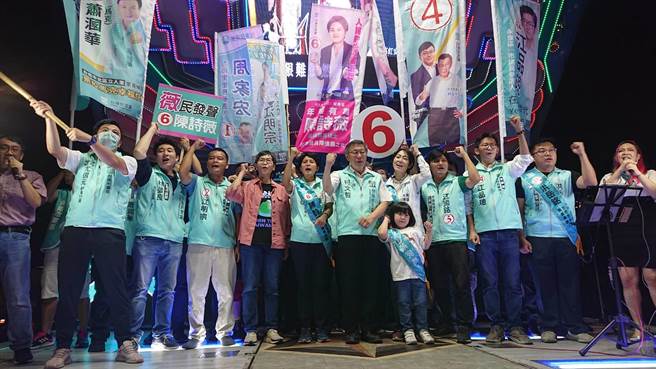 民眾党主席柯文哲（中）要支持者拉票固票并投票。（程炳璋摄）