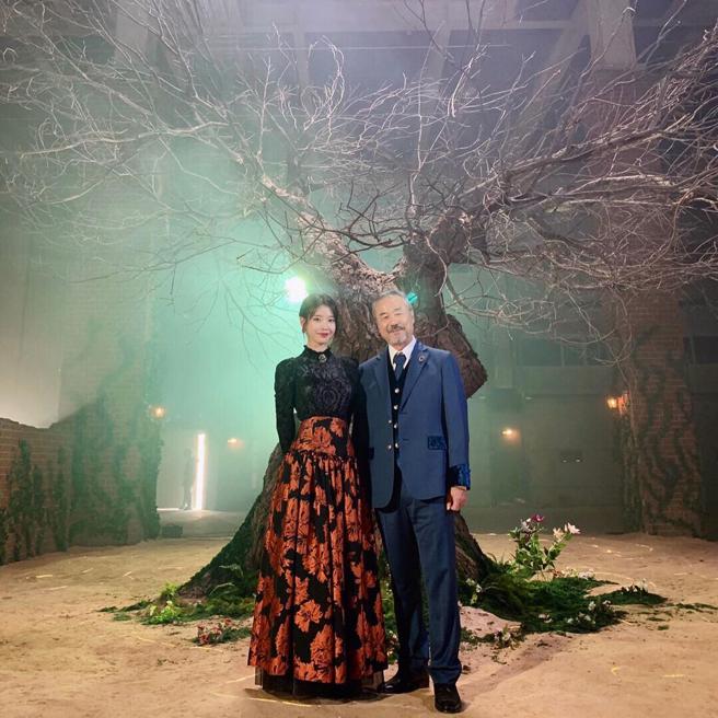 郑东焕（右）与IU私交甚笃，为对方义气接演《德鲁纳酒店》。（摘自IG）