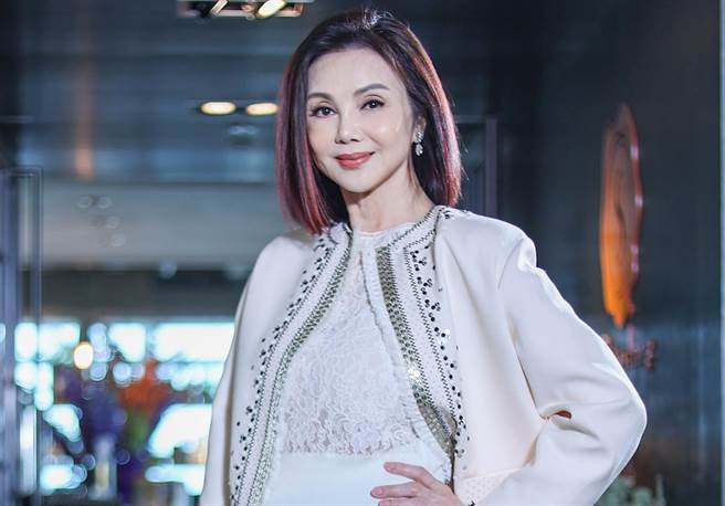 近3年沒回台灣的謝玲玲，在鏡頭前氣色紅潤、美麗如昔。（羅永銘攝）