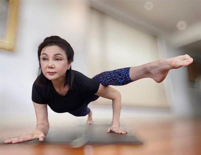 謝玲玲練瑜珈才1年，各種高難度姿勢都能輕易上手。（摘自IG）