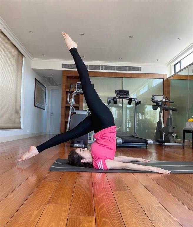 謝玲玲自豪天生筋骨柔軟。（摘自IG）