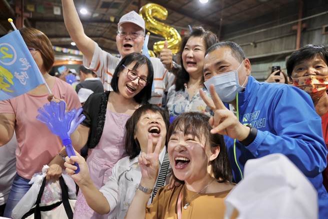 新北市家禽家畜肉品产业代表今(13)日成立联合后援会，力挺新北市长侯友宜连任，现场高达1200人参加。(黄敬文翻摄)