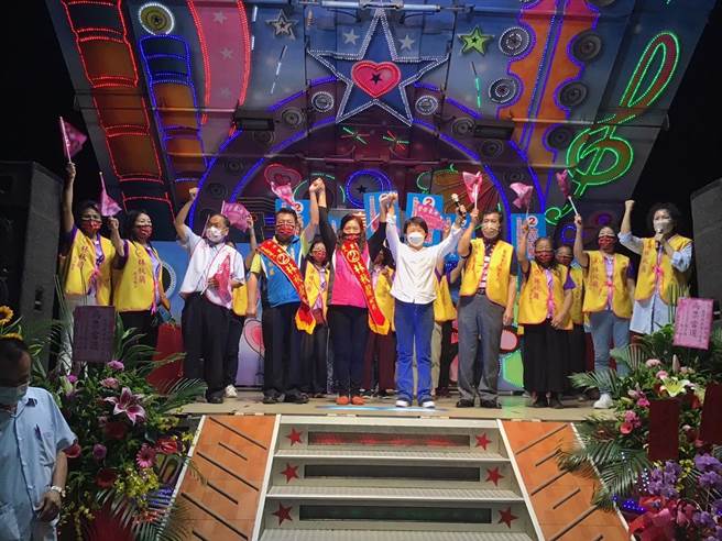 台中市龙井区东海里里长林秋兰13日傍晚在龙井区国际街东海渔村停车场成立竞选总部，与台中市长卢秀燕、市议员林孟令一同拚连任。（林秋兰竞总提供／潘虹恩台中传真）