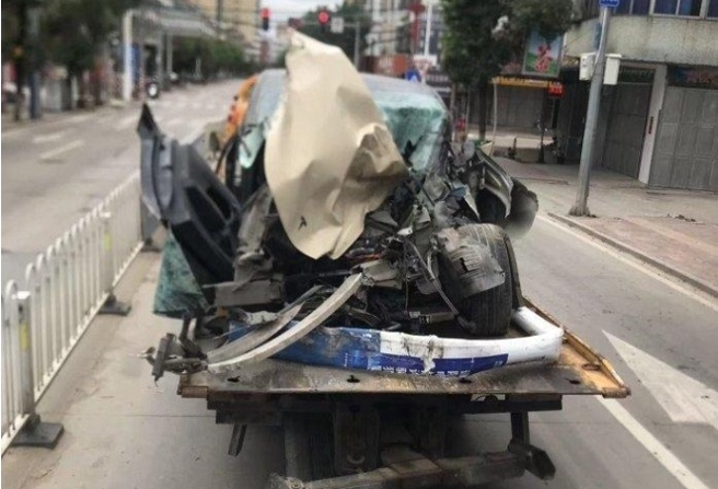 广东潮州饶平县一辆特斯拉疑似发生失控，高速狂奔2.6公里，造成2死3伤的严重后果。（图／红星新闻）