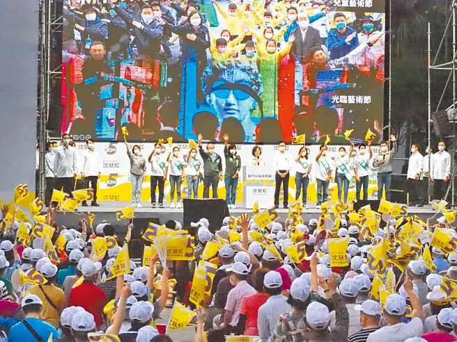 民進黨新竹市長候選人沈慧虹12日下午舉行「新竹光榮5力全開」大型造勢活動，蔡英文總統連續兩天前來力挺，現場湧入5000位支持者。（陳育賢攝）