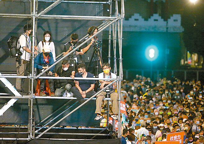 民進黨10日晚間在凱達格蘭大道舉行《1112『為台灣鼓舞』凱道造勢晚會》，媒體攝影區規畫在2、3樓高的鷹架上，在無防護的高台上工作，令人捏把冷汗。（粘耿豪攝）