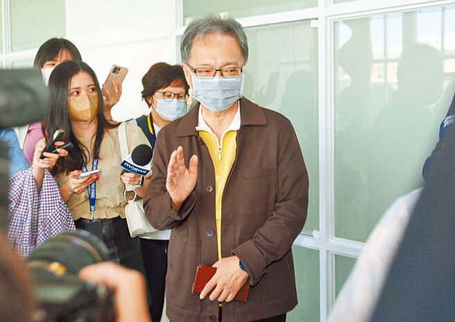 中選會定調確診者不可外出投票，衛福部長薛瑞元（中）12日表示，去投票就會有紀錄，「跑都跑不掉」。（張鎧乙攝）