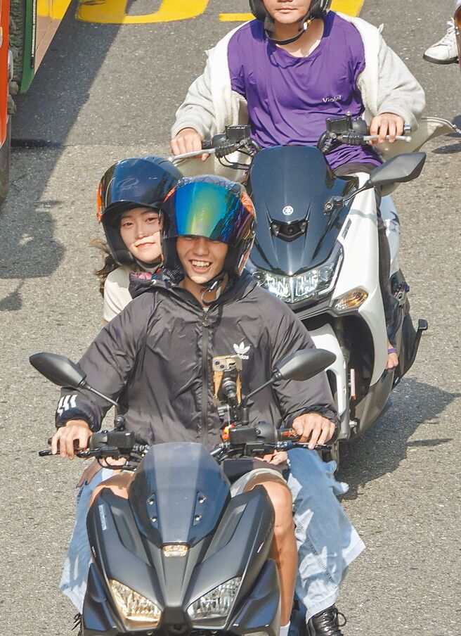 中央流行疫情指挥中心指挥官王必胜说，只要疫情变轻了，口罩就可以解禁。图为愈来愈多机车骑士脱口罩骑车。（黄子明摄）