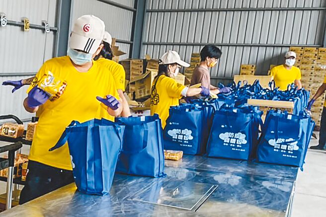 我国推动居家照护制度已达半年，除确诊者健康监测无法落实之外，居家照护对西医诊所的给付条件过于宽松，引起中医诊所、药师的反弹。图为新竹县政府分装给居家照护民眾的防疫关怀包。（新竹县政府提供／罗浚滨新竹传真）