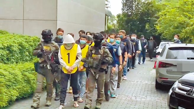 刑事局破獲北部最大黑幫販毒組織，查獲竹聯幫明仁會方姓男子等19人依法送辦。（翻攝照片／林郁平台北傳真）