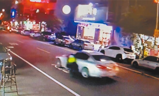 两勇警在南阳路盘查违停的简姓男子，惨遭拖行50公尺。（民眾提供／杨静茹南投传真）