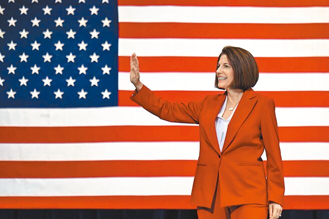 美国民主党争取连任的联邦参议员玛斯托确定拿下内华达州参议员席次，成功守住联邦参议院多数党地位，被认为是「20年来执政党表现最佳的期中选举」。（摘自玛斯托推特）