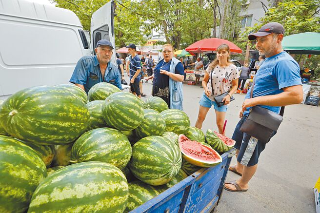 俄罗斯近日自赫松撤军，放弃了自2月俄乌战争开启以来、唯一占领的乌克兰州级首府。乌克兰军队已经进入赫松市，乌国总统泽伦斯基表示这是歷史性的一天。图为当地居民在赫松市一处市场购物。（新华社）