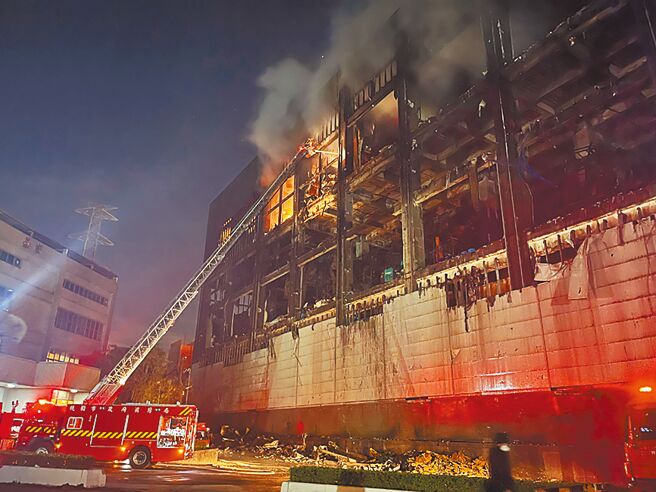 桃园市芦竹区美福仓储3月10日晚间发生火灾，闷烧长达21天，期间恶臭飘散困扰居民，民眾求助无门愤而成立自救会欲集体诉讼讨公道，不过委任书收件状况不如预期。（本报资料照片）