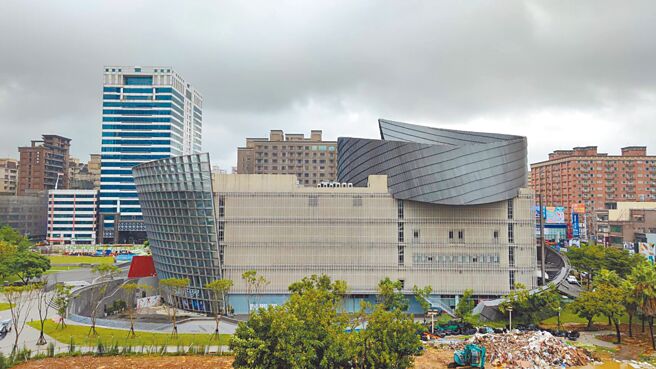 桃园市立图书馆总馆电影院栋遭爆违法施工，图书馆表示，营运商未经核准径自施工建筑管理处将开罚，且依委托营运管理契约规定处以罚锾，并限期改善。（赖佑维摄）