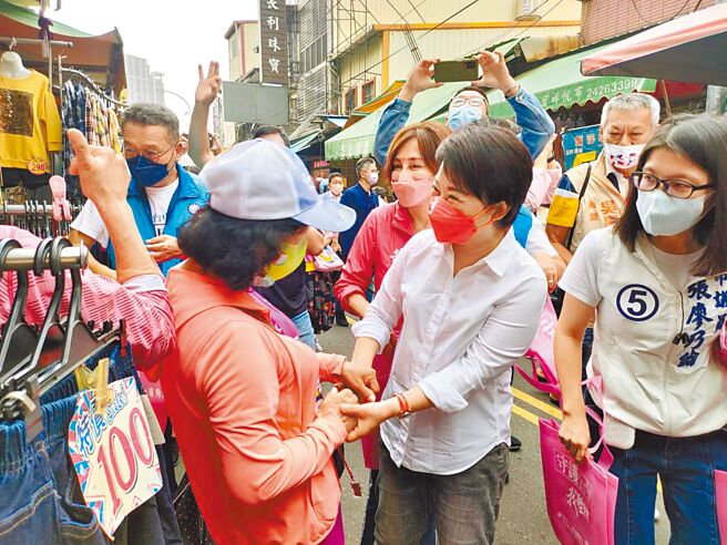 台中市长卢秀燕选前全力衝刺，12日上午前往水湳市场扫街拜票，买菜的乡亲争相与卢秀燕合照、握手。（潘虹恩摄）
