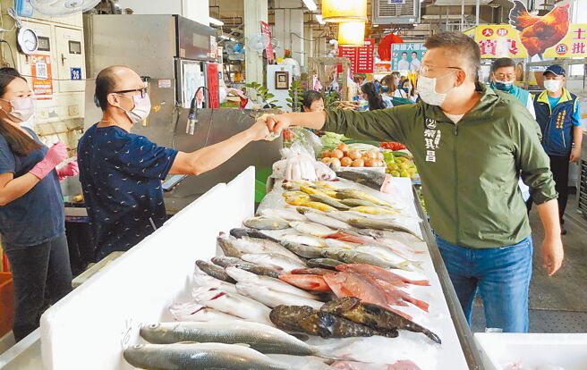民进党台中市长候选人蔡其昌（右），昨日一早到大甲第二公有市场扫街拜票，获得摊商的热情相挺。（陈世宗摄）