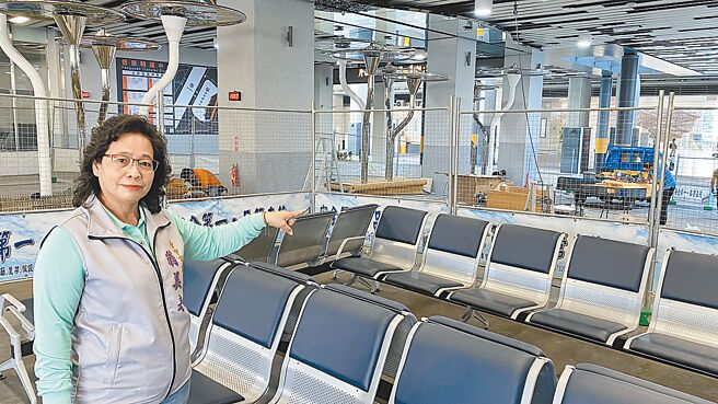 台中市议员候选人翁美春指出，丰原转运中心1楼还在施工，候车民眾抱怨「已经启用，为什么还在施工？」（翁美春服务处提供／陈世宗台中传真）