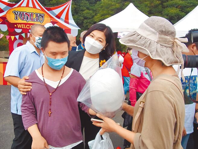 雲林縣長張麗善（右二）與縣府團隊，研擬身心障礙者敬老金提早到60歲發放。（張朝欣攝）