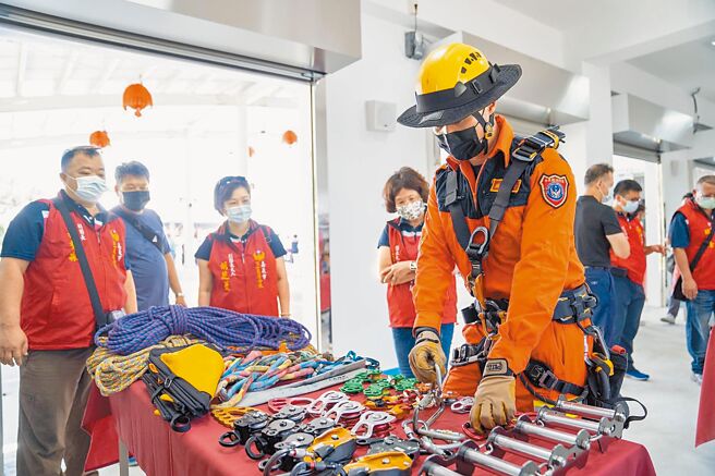 台東縣消防局今年以「搶救生命大作戰！行動急診室，守護偏鄉！」獲行政院政府服務獎，台東縣政府成為全台非六都唯一連續4年獲獎的單位。（台東縣府提供／蔡旻妤台東傳真）