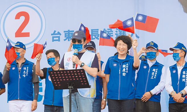 前總統馬英九（前左）昨至台東替縣長候選人饒慶鈴（前右）站台。（蔡旻妤攝）