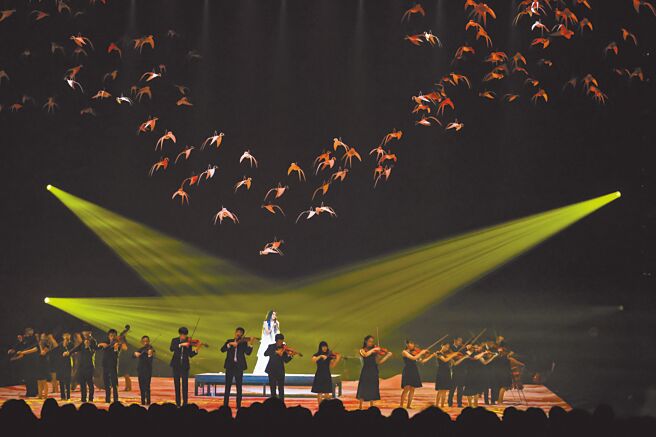 万芳昨开场与「亲爱爱乐弦乐团」合作演出，气势十足。（罗永铭摄）